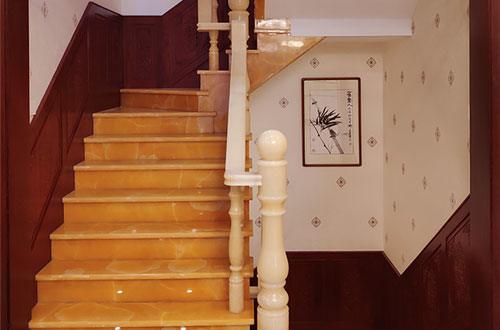 宁南中式别墅室内汉白玉石楼梯的定制安装装饰效果